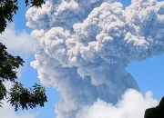 Gunung Marapi di kabupaten Agam Meletus