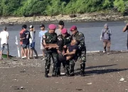 Prajurit Satgasmar Puter XXVIII Pulau Nusa Barung Selamatkan Nelayan
