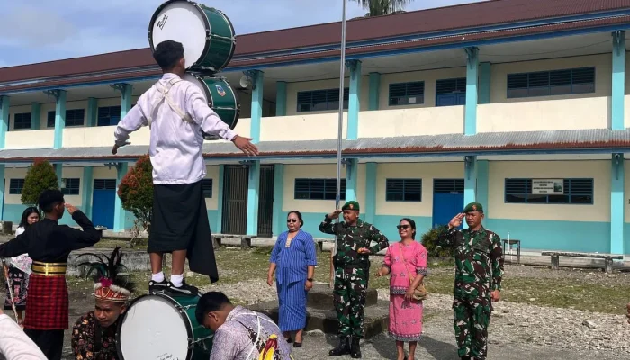 Dandim 1710/Mimika Pimpin Upacara Hardiknas di SMPN 2 Timika