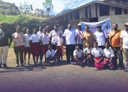 Permudah Pelayanan Bupati Intan Jaya Aner Maisini Antar Pegawai Dukcapil ke Distrik Homeo
