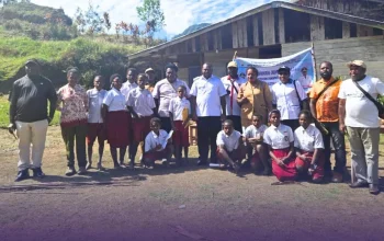 Permudah Pelayanan Bupati Intan Jaya Aner Maisini Antar Pegawai Dukcapil ke Distrik Homeo