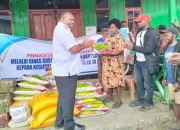 Bupati Aner Maiseni Serahkan Bantuan Sembako Ke GKII Dan Asrama Pelajar