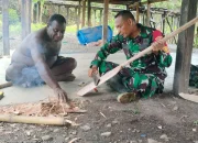 Personel Satgas TMMD Komsos dengan Warga di Lokasi Kegiatan