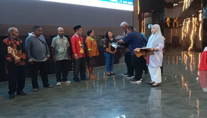 Negara Hadir, Harapan Tumbuh di Atas Tanah Sendiri: 510 Sertifikat Diserahkan BPN Mimika