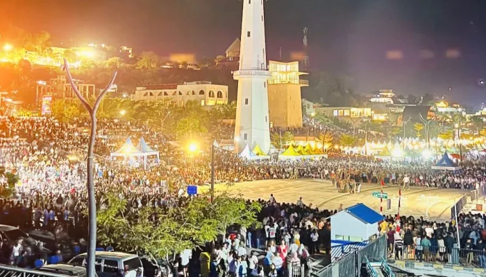 Lautan Manusia di Bawah Menara Golo Koe: Malam Puncak Festival, Musik, dan Cahaya di Labuan Bajo