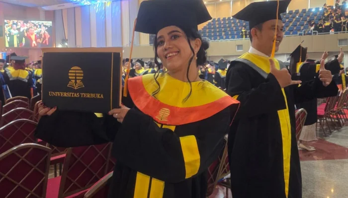 Rita Uru Hida: Gadis Sumba Timur Resmi Dapat  Gelar Sarjana Hukum 