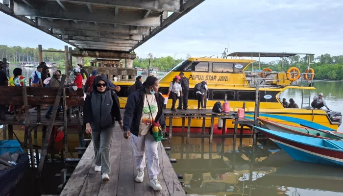 Cahaya dan Air dari Barat Mimika